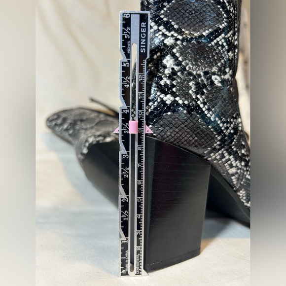Diba True Boots Faux Snake Skin Chunky 3.5in Heel Black White Point Toe Size 7.5 - Picture 14 of 15